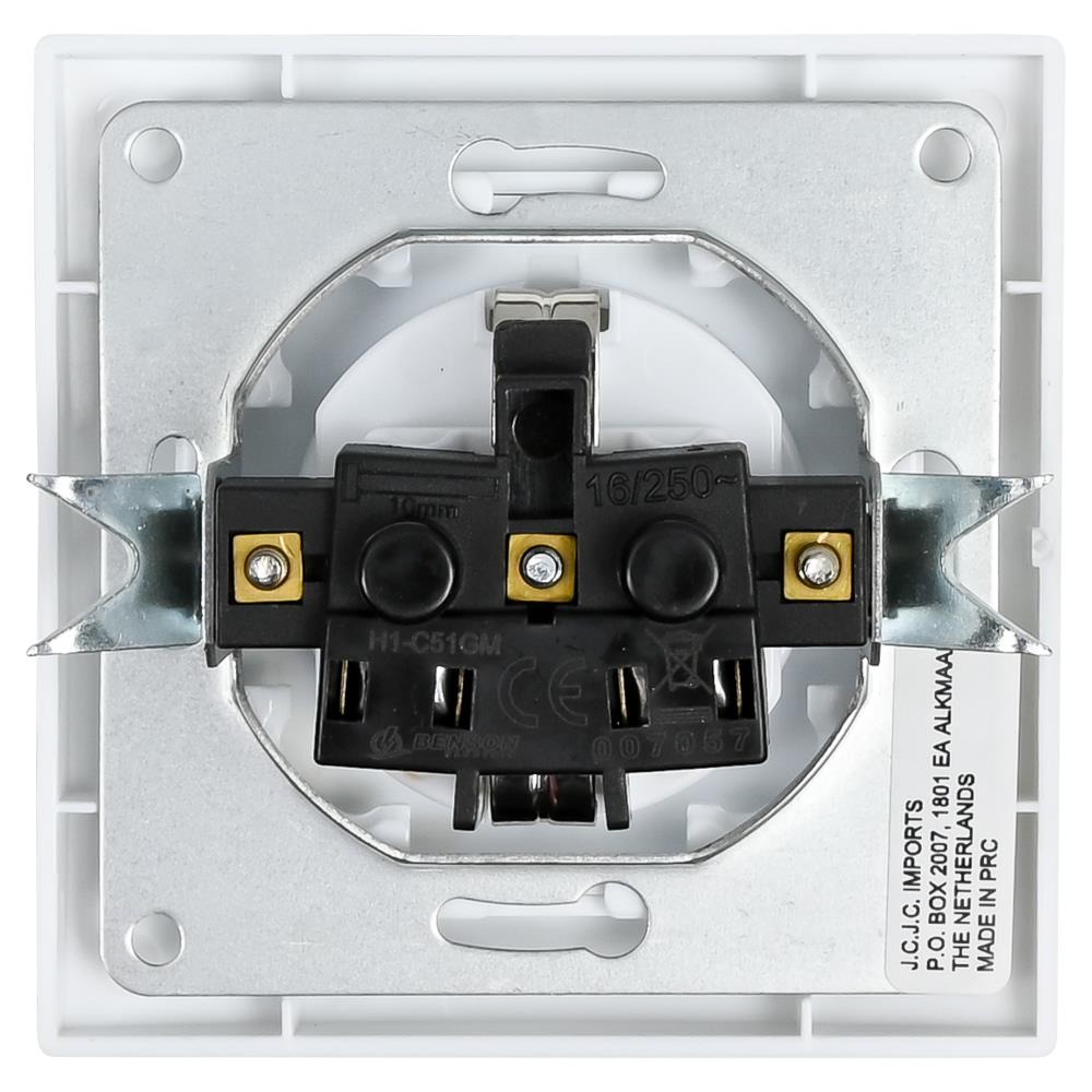 Socket earth flush white