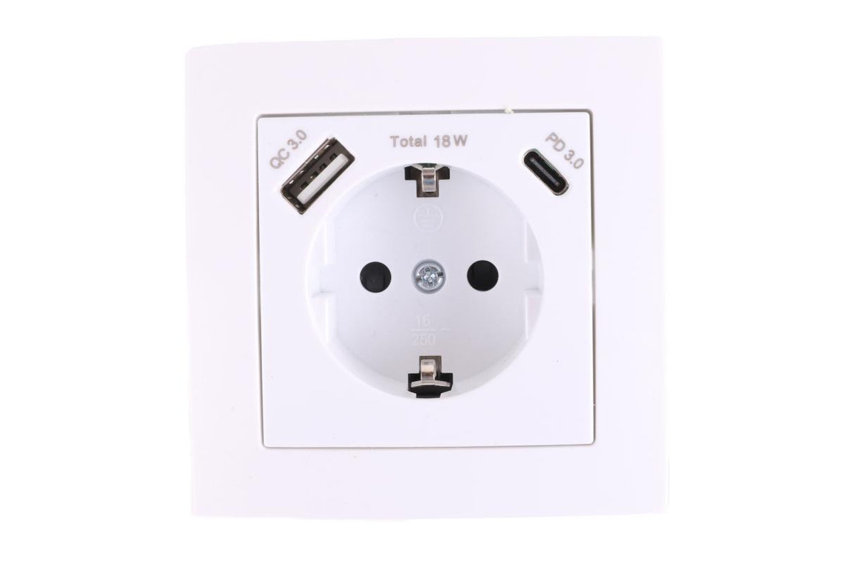 Socket earth flush with USB-A/C white