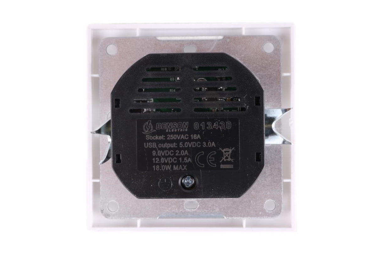 Socket earth flush with USB-A/C white