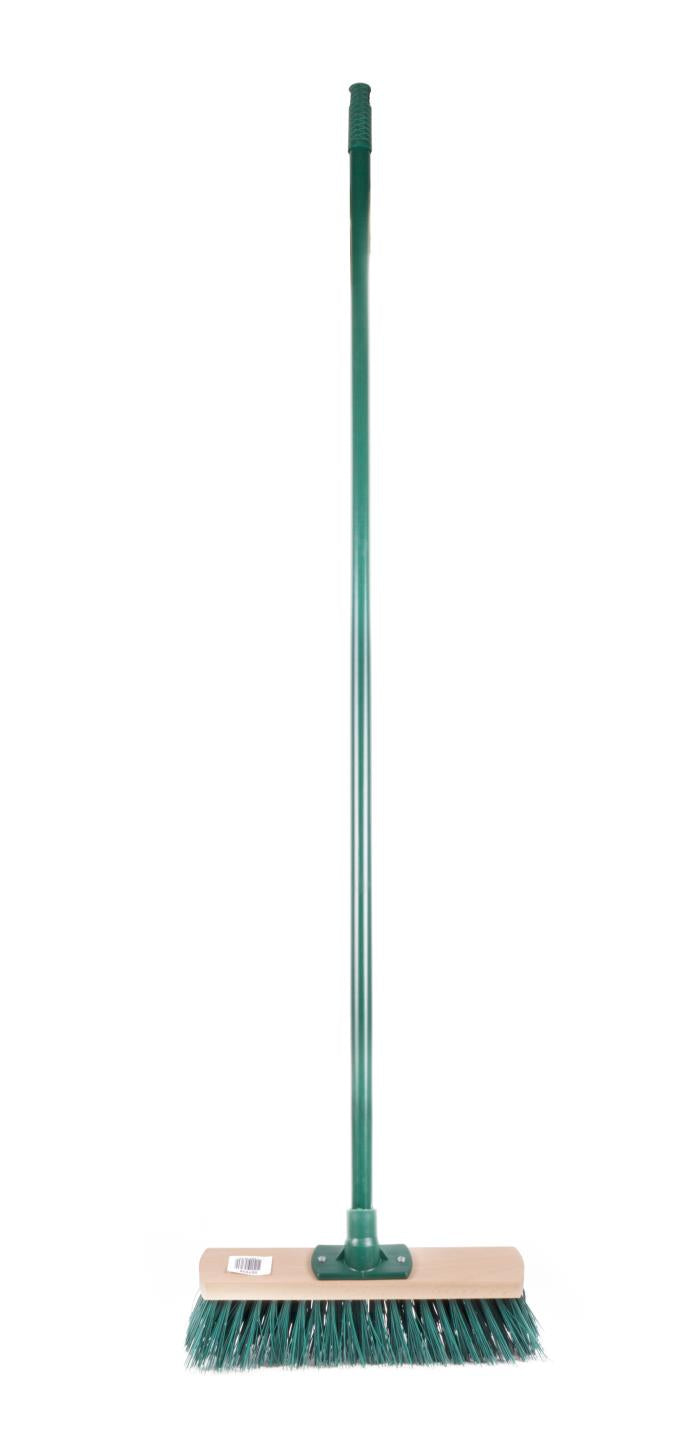 Balai de rue vert + manche sur présentoir