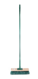 Balai de rue vert + manche sur présentoir