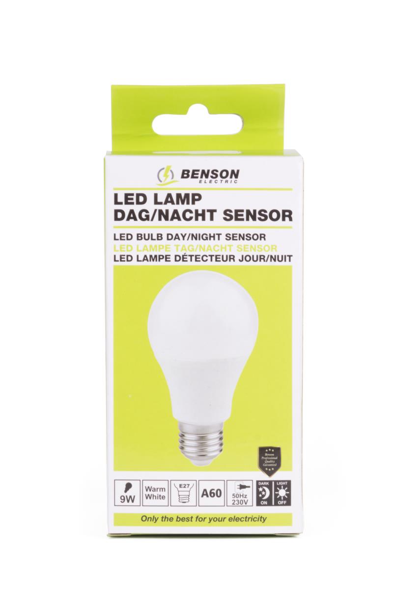LED bulb E27 A60 9W + day/night sensor warm white