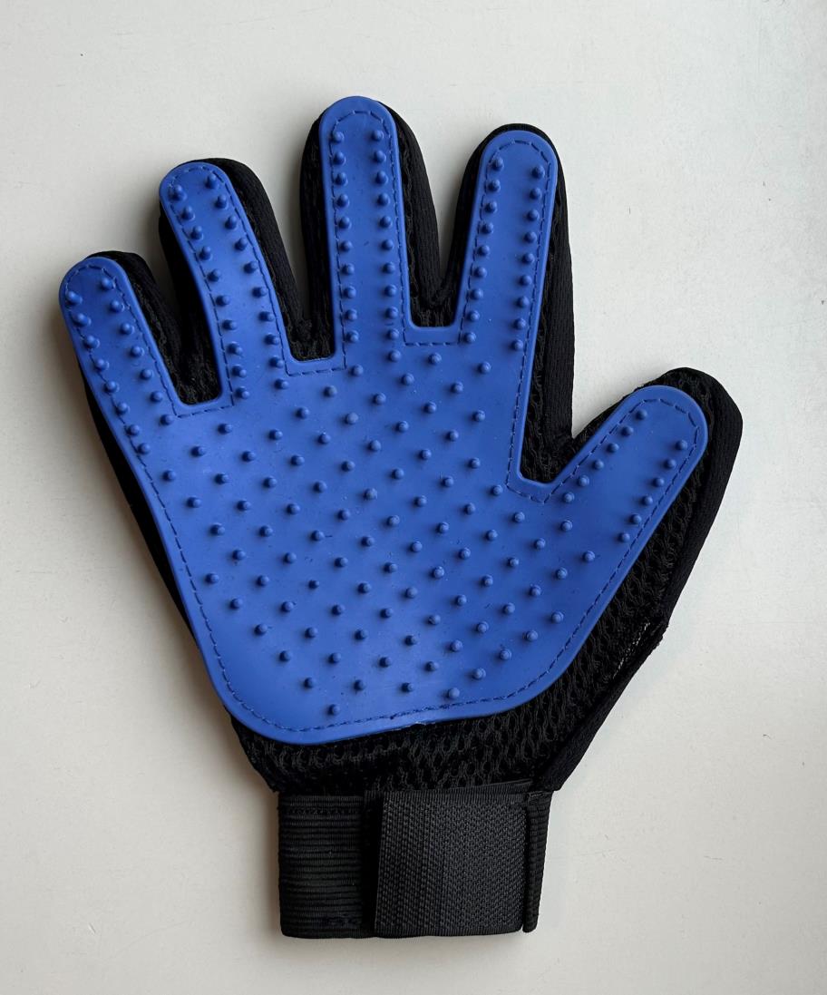Grooming glove dog and cat